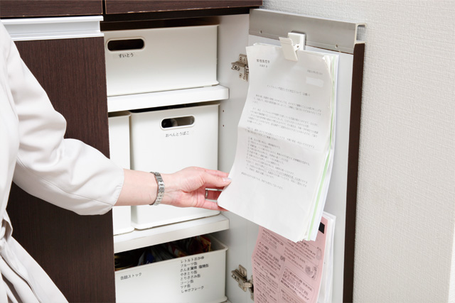 「1ヶ月」に分類した紙類は、戸棚裏などのアクセスしやすいけれど隠しやすい場所に保管。